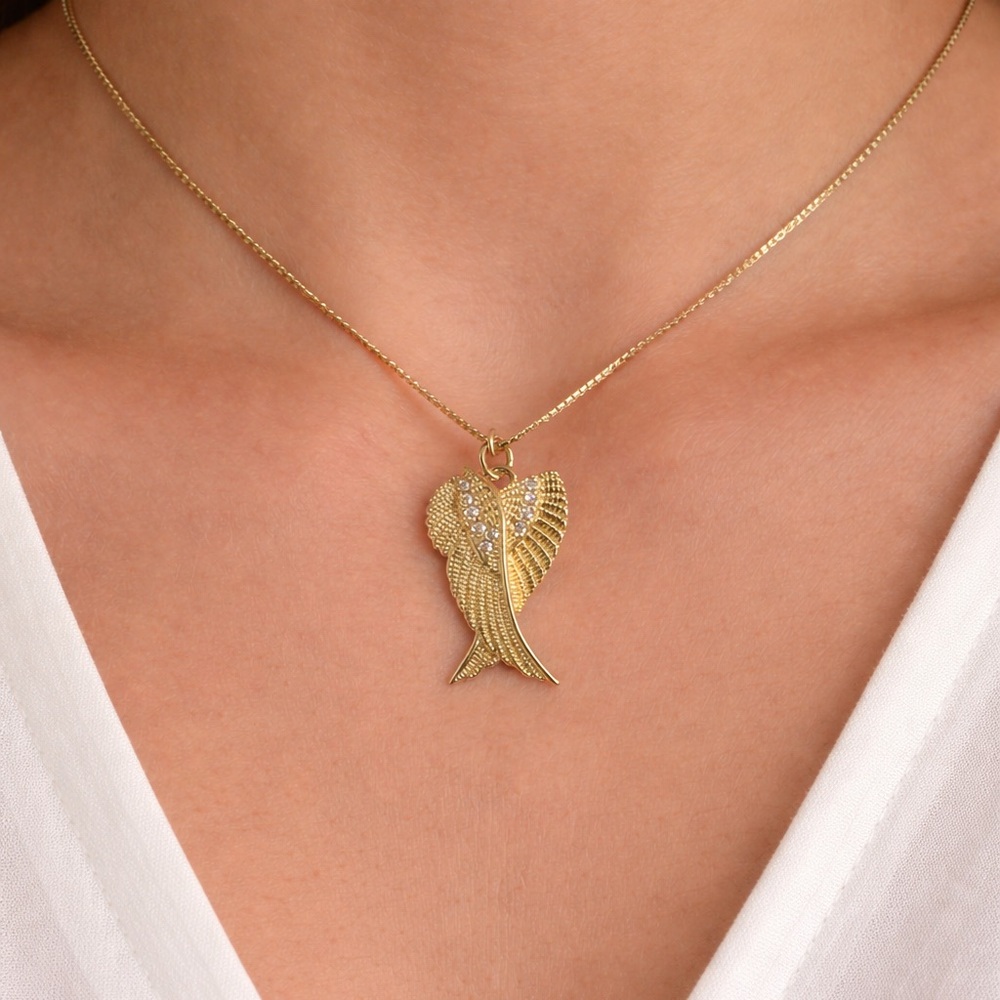 Cross and wings with paveè in needle box chain bundle